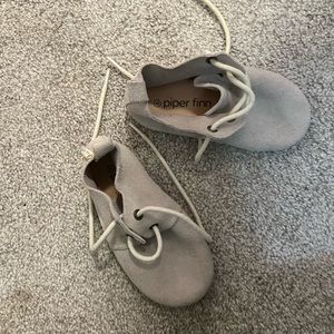 Piper Finn—stone Oxford baby shoes. Size 6.